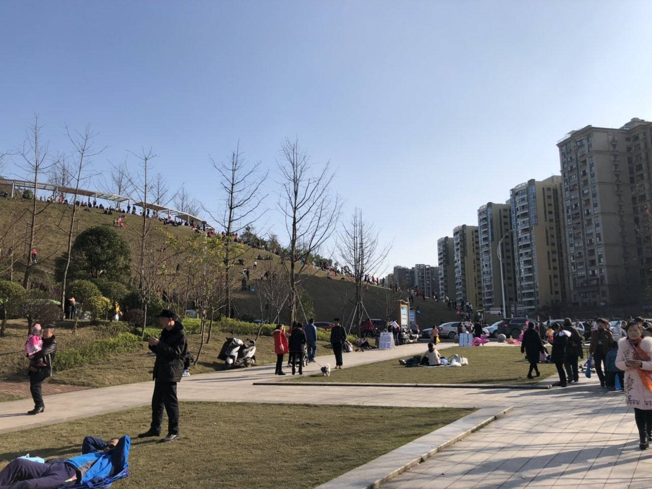 爆堵全宜宾的人都到大地坡来了吗公园草坪上人满为患路上车超多