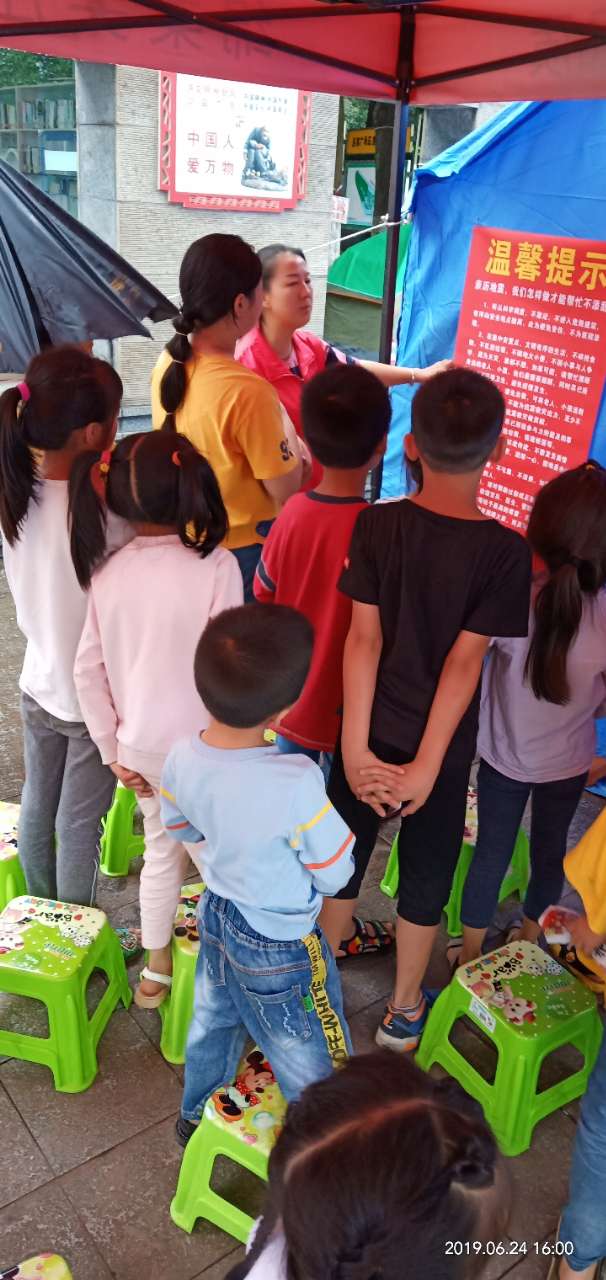 讲故事猜成语初中_看图猜成语