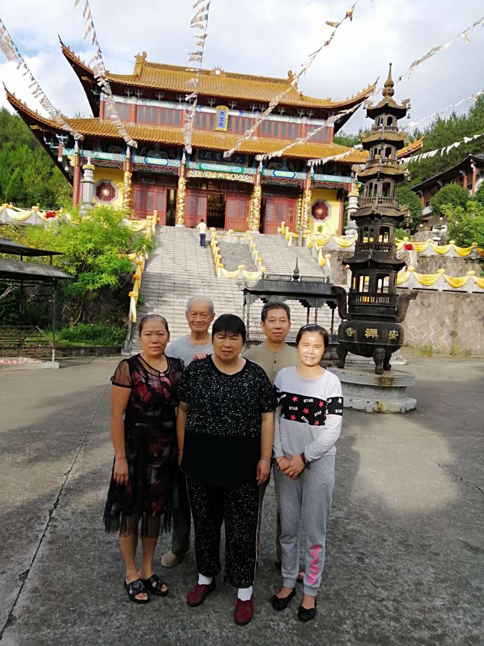 大师特意让他专职司机在杭州来接我们,在建德寿昌一个叫广安禅寺的