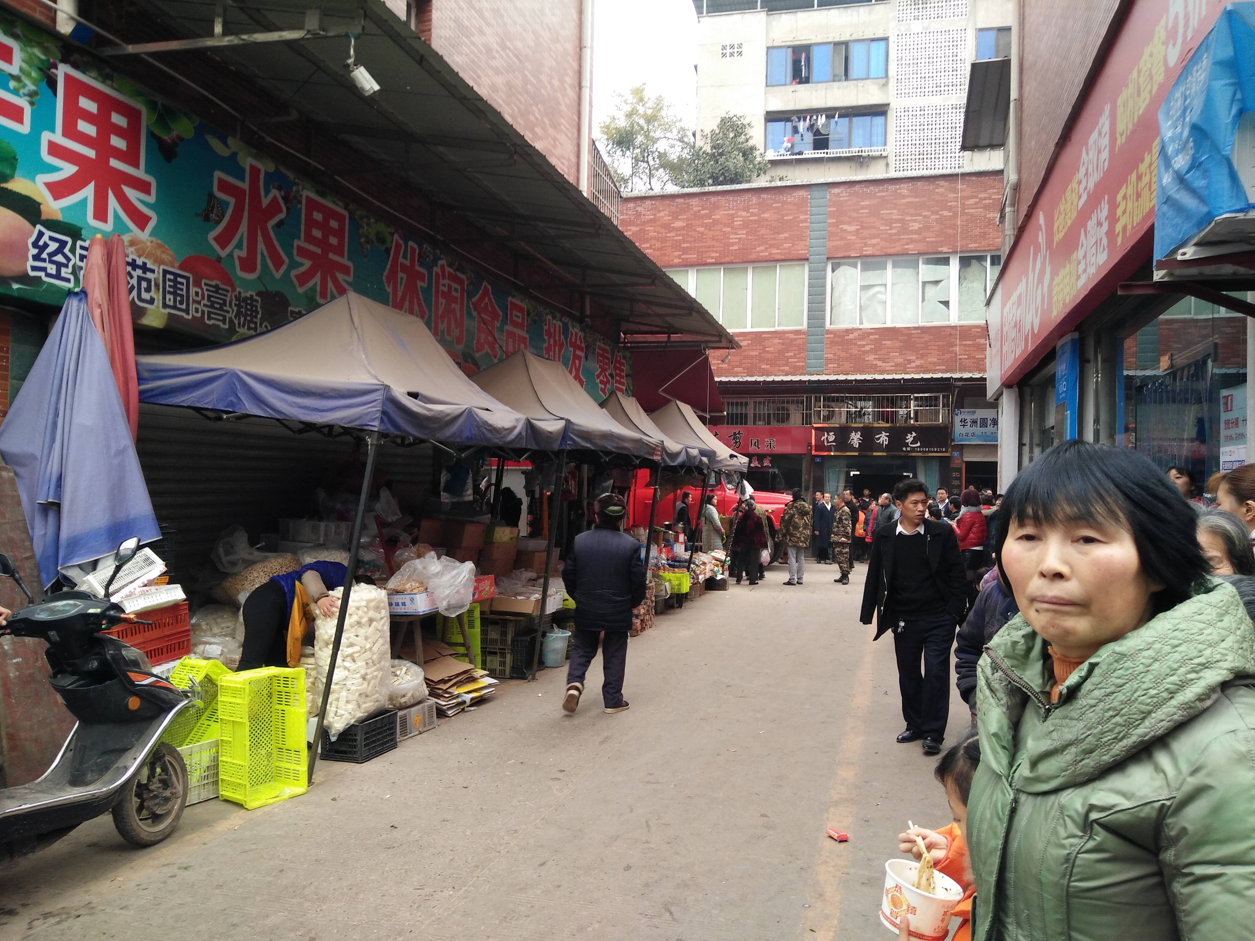 火灾-白花镇元旦第一天大火,可恶商铺违规摆摊挡住消防车!