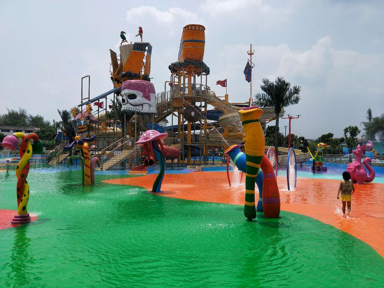 今天宜宾首家最大的水上乐园试营业,提前来溜达一圈,现场精彩照片曝光