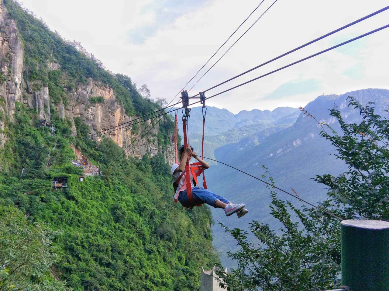 高空溜索壮胆溜了一盘,没掉手机也没吓哭!