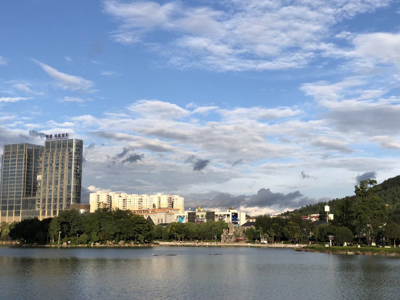 避暑昭通傍望海望海公園確可愛最是傍晚歌舞時宜昭鄰里難分開同場聯歡