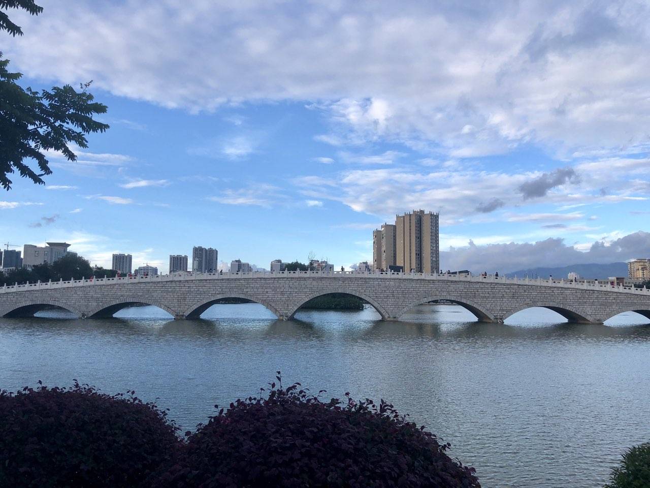 避暑昭通傍望海望海公园确可爱最是傍晚歌舞时宜昭邻里难分开同场联欢