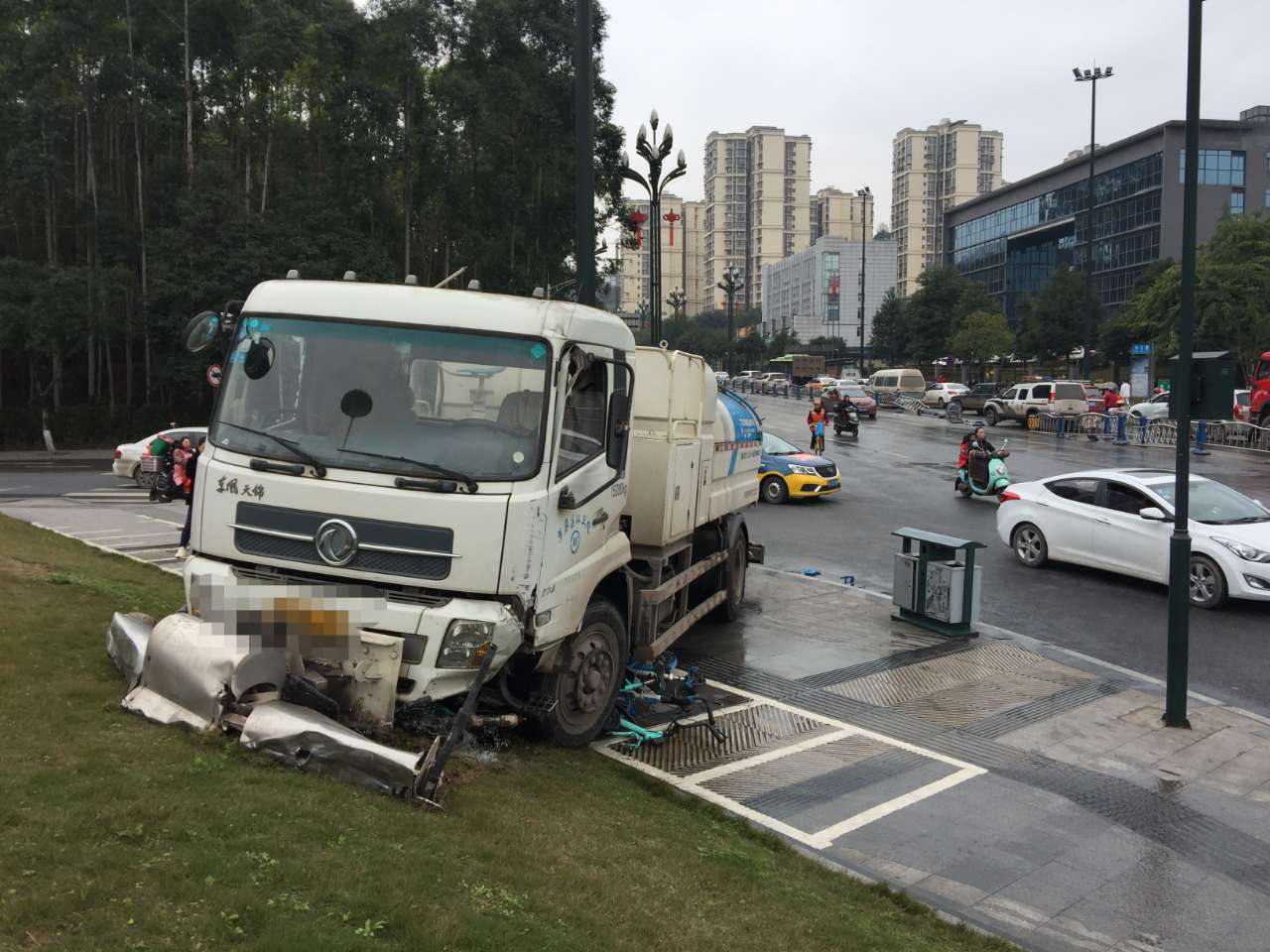 突发!中坝桥下一洒水车,车内无人滑行下坡,连撞四五个车及周边设施!
