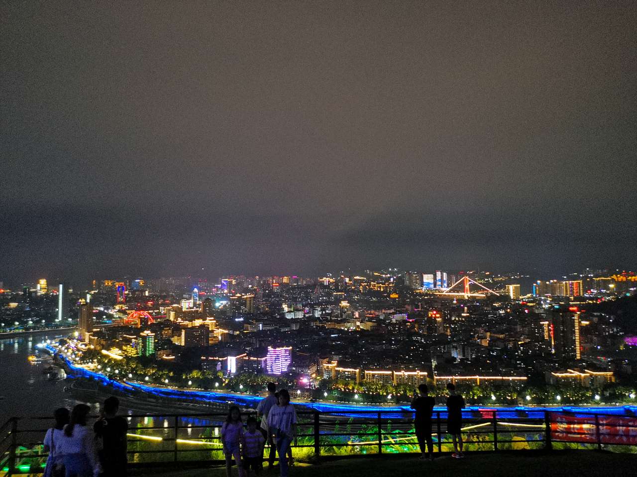 催科山的夜景,真是燃爆了!老baby本人忍不住贴个自拍,哈哈哈