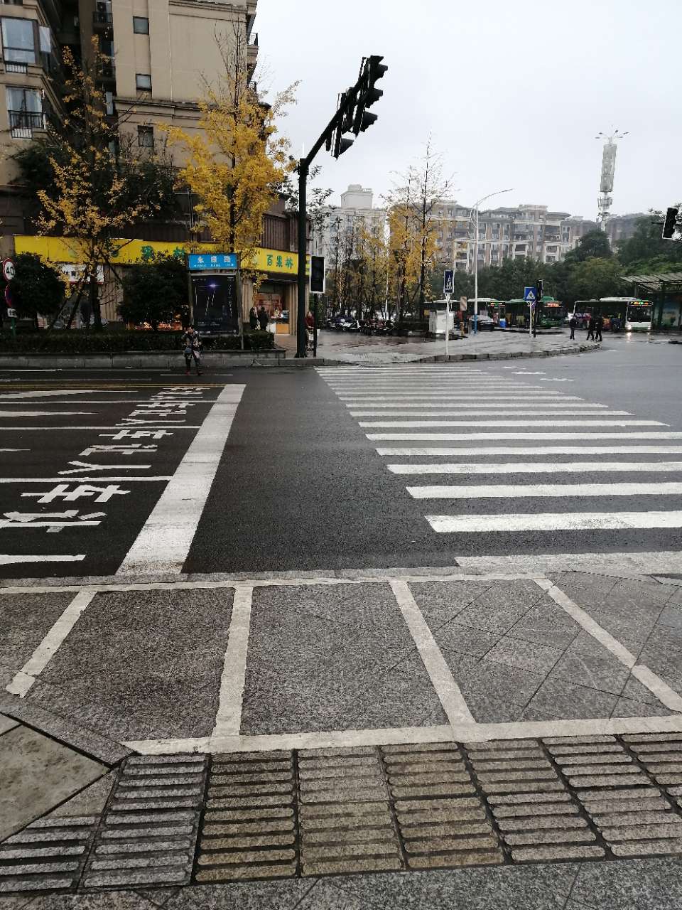 大地坡15路公交车终点站十字路口的红绿灯可能坏了辆驾驶员过往小心